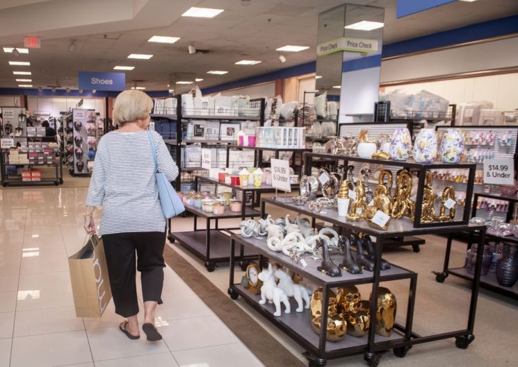 지난 6월(현지시간) 미국 코네티컷주의 메이시스 신규 매장 오픈 행사에서 한 소비자가 상품을 둘러보고 있다. AP연합뉴스