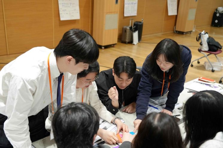 대웅제약 인턴십 참가자들이 팀 과제를 수행하고 있는 모습. 대웅제약
