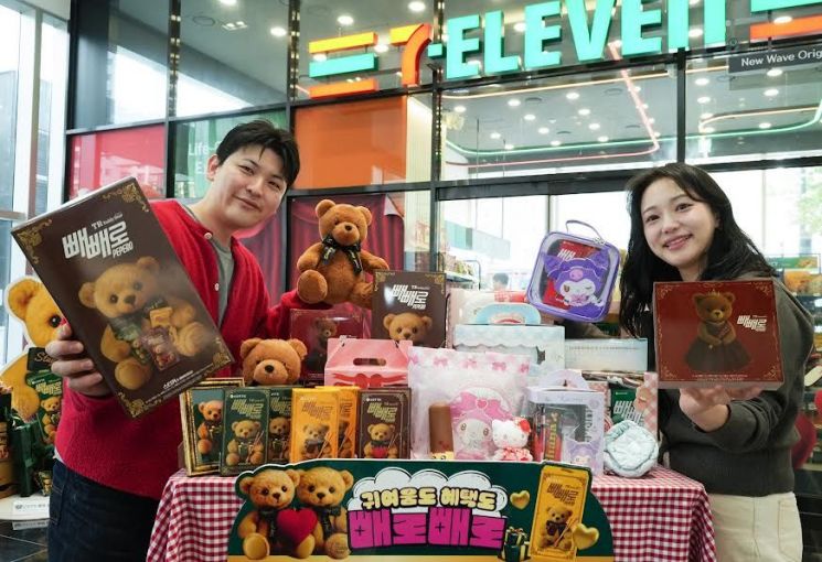 편의점 세븐일레븐은 테디베어, 산리오캐릭터즈 등 글로벌 캐릭터와 아이돌 스트레이키즈, 이세계 아이돌 등 IP를 활용한 빼빼로데이 상품 116종을 선보인다. 세븐일레븐 제공