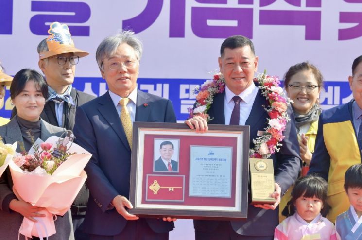 최원철 공주시장, '충남 장애인복지 공로대상' 수상