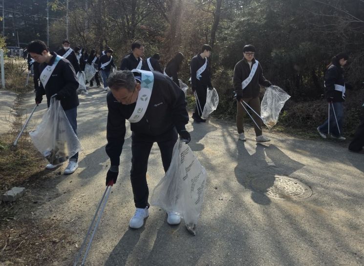 제일약품 임직원들이 지난달 31일 경기 용인시 백암공장 인근 가창천 일대에서 플로깅을 하고 있다. 제일약품