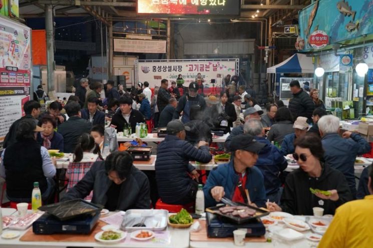 홍성상설시장 '고기 굽는 날' 행사장에서 고기를 먹고 있는 사람들의 모습. 홍성군청