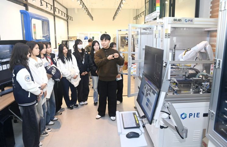 Open Lab Day와 PAC 참가자들이 연구실험실을 탐방하고 있다. 국립부경대 제공