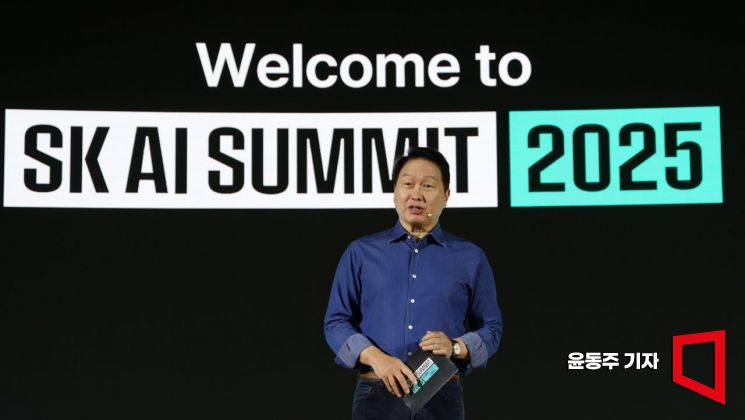 최태원 SK그룹 회장이 3일 서울 강남구 코엑스에서 열린 'SK AI 서밋'에서 기조연설을 하고 있다. 윤동주 기자