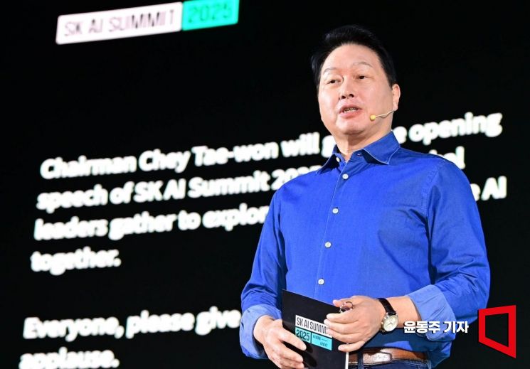 최태원 SK그룹 회장이 3일 서울 강남구 코엑스에서 열린 'SK AI 서밋'에서 기조연설을 하고 있다. 윤동주 기자