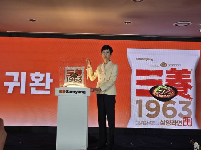 김정수 삼양식품 부회장은 3일 서울 중구 보코서울명동호텔에서 열린 신제품 '삼양 1963' 출시 간담회에서 제품을 소개하고 있다. [사진=아시아경제 임혜선]