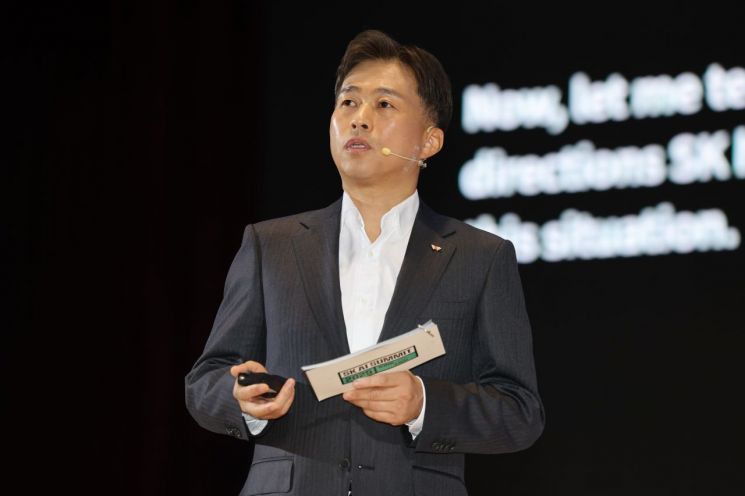 곽노정 SK하이닉스 최고경영자(CEO)가 3일 오전 서울 코엑스에서 열린 'SK AI 서밋 2025'에서 발표하고 있다. 연합뉴스