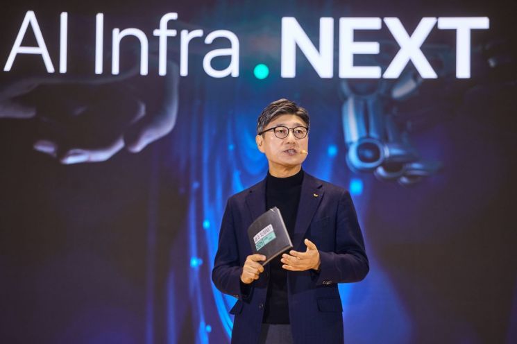 정재헌 SK텔레콤 최고경영자(CEO)가 3일 오전 서울 강남구 코엑스에서 열린 'SK AI 서밋 2025'에서 발표하고 있다. SK텔레콤 제공