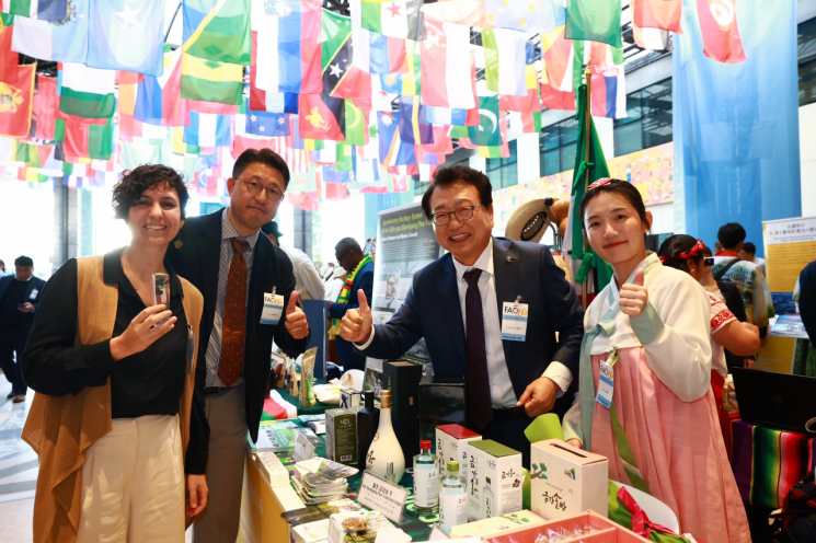 울진군은 울진금강송 산지농업시스템의 우수성과 지역 농특산품을 전 세계에 알리는 전시홍보부스를 운영했다.