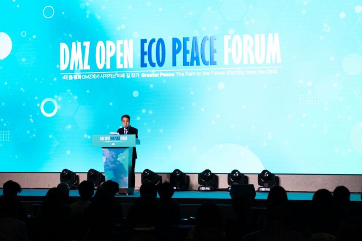 김동연 경기도지사가 3일 소노캄 고양 그랜드볼룸에서 '2025 DMZ OPEN 에코피스포럼' 개회식에 참석해 인사말을 하고 있다. 이종구 기자