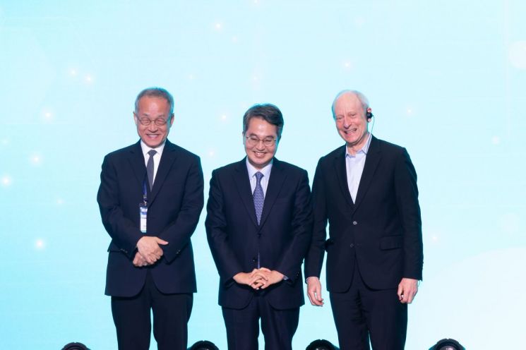 김동연 경기도지사(가운데)가 3일 소노캄 고양 그랜드볼룸에서 '2025 DMZ OPEN 에코피스포럼' 개회식에 참석해 마이클 샌델 하버드대 교수(오른쪽)과 기념촬영을 하고 있다. 이종구 기자