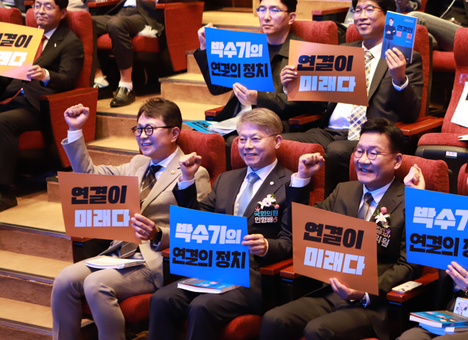 박수기 광주시의원과 민형배 국회의원, 강위원 전라남도 경제부지사(사진 왼쪽부터)가 '연결의 정치' 북콘서트에서 구호를 외치고 있다.