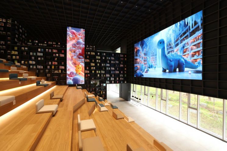 화성동탄중앙도서관 내에 미디어 월을 활용해 영화 상영, 강연, 공연 등을 진행하기 위해 마련된 복합문화공간 '지식의 숲'. 화성시 제공