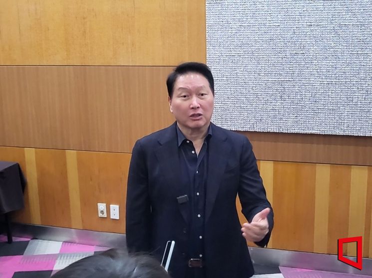 3일 오후 최태원 SK그룹 회장이 서울 강남구 코엑스에서 취재진 질문에 답하고 있다. 심성아 기자
