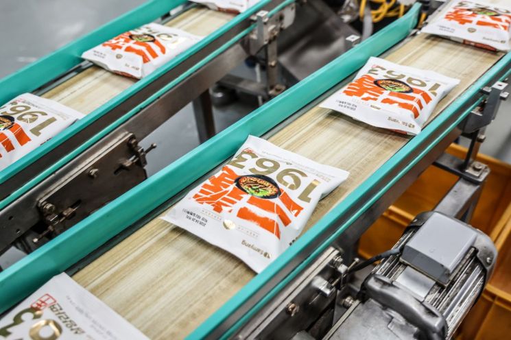 '삼양 1963' 제품 공정 사진. 삼양식품 제공.