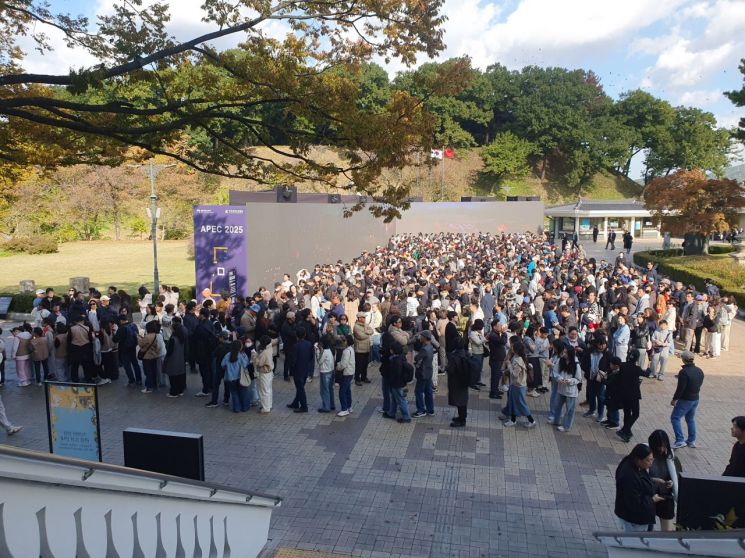 국내에서 발견된 신라금관 6점을 모두 모은 특별전 '신라금관, 권력과 위신' 일반 관람이 시작된 2일 국립경주박물관에 관람객들이 대기하고 있다. 연합뉴스