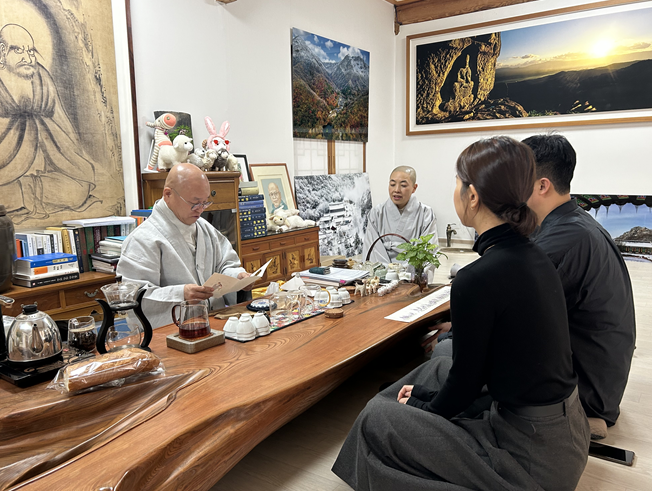 손길동, 임길순 커플의 청첩장을 살펴보는 백양사 주지 무공스님. 대한불교조계종사회복지재단 제공