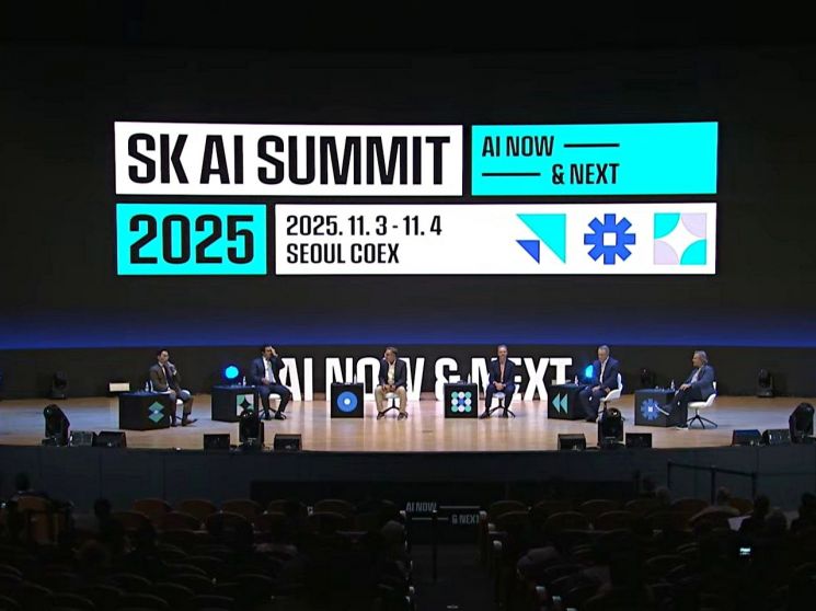 3일 오후 서울 코엑스에서 열린 'SK AI 서밋 2025'에서 'AI 인프라'를 주제로 패널 토론이 이어지고 있다. SK AI 서밋 중계화면