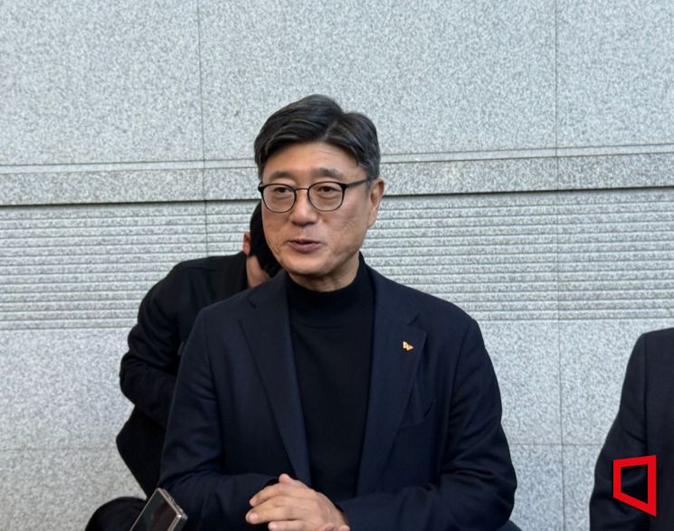 정재헌 SK텔레콤 신임 최고경영자(CEO·사장)가 3일 오후 'SK AI 서밋 2025(SK AI SUMMIT 2025)'이 열리는 서울 강남구 코엑스에서 기자들의 질문에 답하고 있다. 이명환 기자
