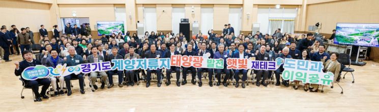 김동연 경기도지사가 3일 13번째 방문지로 김포시 계양천 수해상습지 개선사업 현장을 찾아 참석자들과 기념촬영을 하고 있다. 경기도 제공