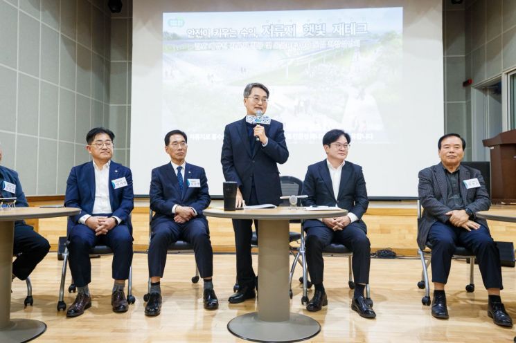 김동연 경기도지사가 3일 13번째 방문지로 김포시 계양천 수해상습지 개선사업 현장을 찾아 인사말을 하고 있다. 경기도 제공