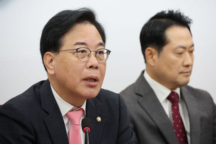 송언석 국민의힘 원내대표가 3일 서울 여의도 국회에서 열린 최고위원회의에서 발언하고 있다. 연합뉴스