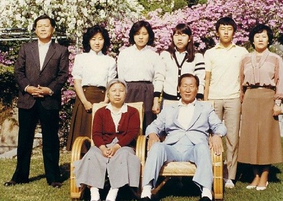 청운동 자택에서 현대 일가가 가족 사진을 찍고 있는 모습. (왼쪽 뒷줄부터) 정몽구 명예회장, 정성이 이노션 고문, 정명이 현대커머셜 사장, 정윤이 해비치호텔앤드리조트 고문, 정의선 회장, 정 명예회장의 배우자 이정화 여사. (앞줄 왼쪽부터) 故 변중석 여사, 아산 정주영 선대회장. 아산정주영닷컴 제공