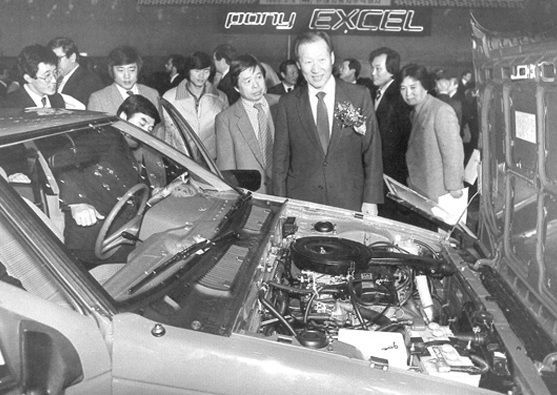 1985년 포니 엑셀 신차 발표회 현장에 참석한 아산 정주영 선대회장(사진 가운데). 아산정주영닷컴 제공