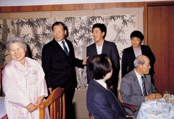 가족들과 즐거운 한때를 보내고 있는 현대가(家). (사진 왼쪽부터) 故 변중석 여사, 아산 정주영 선대회장과 손자 정의선 회장, 정일선 현대비앤지스틸 사장. 아산정주영닷컴 제공