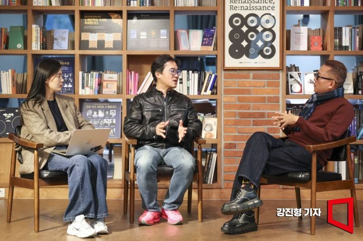 손재권 더 밀크 대표가 3일 서울 종로구 예술가의집 라운지에서 김대식 카이스트 교수와 대담하고 있다. 강진형 기자