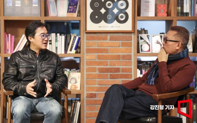 손재권 더 밀크 대표가 3일 서울 종로구 예술가의집 라운지에서 김대식 카이스트 교수와 대담하고 있다. 강진형 기자