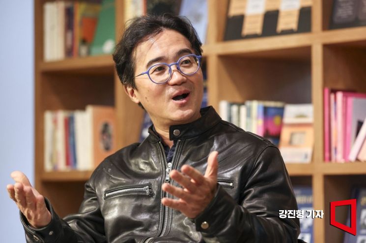 손재권 더 밀크 대표가 3일 서울 종로구 예술가의집 라운지에서 김대식 카이스트 교수와 대담하고 있다. 강진형 기자