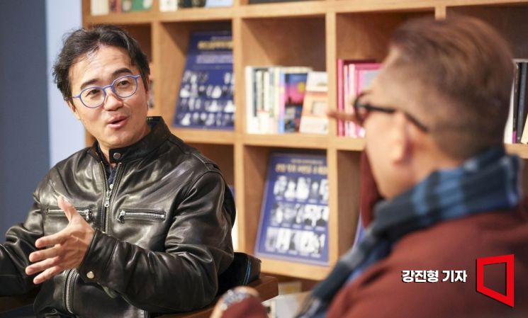 손재권 더 밀크 대표가 3일 서울 종로구 예술가의집 라운지에서 김대식 카이스트 교수와 대담하고 있다. 강진형 기자