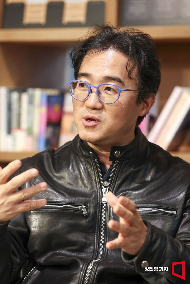 손재권 더 밀크 대표가 3일 서울 종로구 예술가의집 라운지에서 김대식 카이스트 교수와 대담하고 있다. 강진형 기자