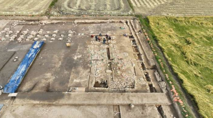 관아 건물터와 축대