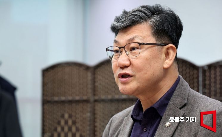 김남근 더불어민주당 의원이 아시아경제와 인터뷰를 하고 있다. 윤동주 기자