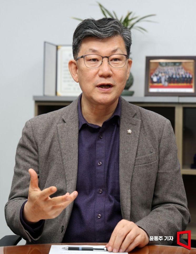 김남근 더불어민주당 의원이 아시아경제와 인터뷰를 하고 있다. 윤동주 기자