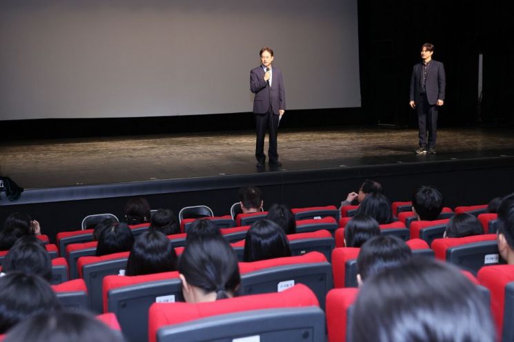 이동환 고양특례시장이 공연 리허설 현장을 찾아 학생들에게 격려의 말을 전하고 있다. 고양특례시 제공