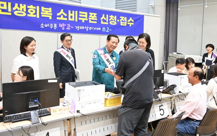 거창군 민생소비쿠폰 2차지급 현장 사진.