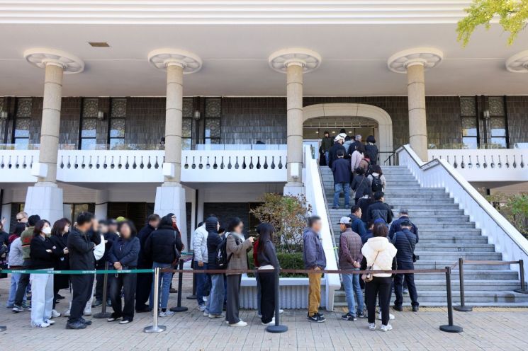 3일 국립경주박물관 신라역사관 앞에 신라금관을 보기 위해 관람객이 줄을 서 있는 모습. 연합뉴스