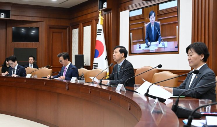 구윤철 경제부총리 겸 기획재정부 장관이 4일 서울 종로구 정부서울청사에서 열린 '경제관계장관회의 겸 물가관계장관회의 겸 산업경쟁력강화 관계장관회의'에서 모두발언을 하고 있다.(출처:기획재정부)