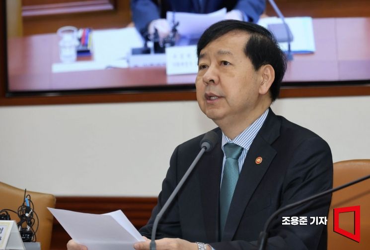 구윤철 경제부총리 겸 기획재정부 장관이 4일 서울 종로구 정부서울청사에서 열린 경제관계장관회의 겸 물가관계장관회의 및 산업경쟁력강화 관계장관회의에 참석, 발언하고 있다. 2025.11.4 조용준 기자