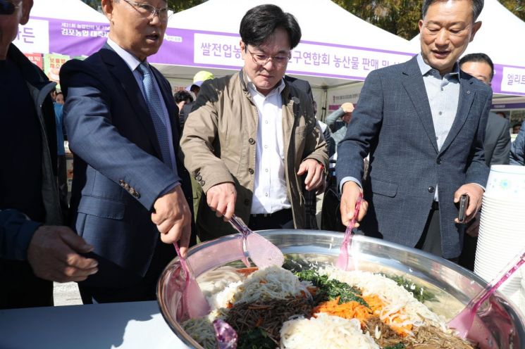 비빔밥을 만들고 있는 김병수 시장(가운데). 김포시 제공