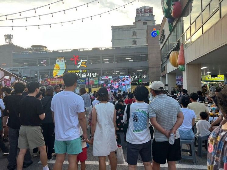 Scene from the Daein Art Night Market held at Dong-gu Daein Market. Provided by Gwangju City