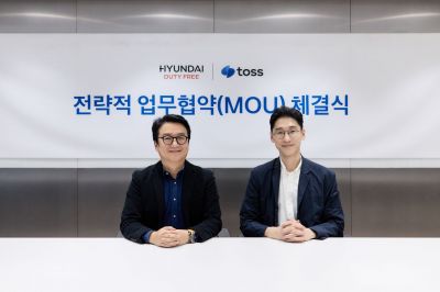 서울 강남구 토스 본사에서 열린 업무협약식에서 오규인 토스 부사장(오른쪽)과 이정민 현대면세점 경영지원본부장이 기념 촬영을 하고 있다. 토스