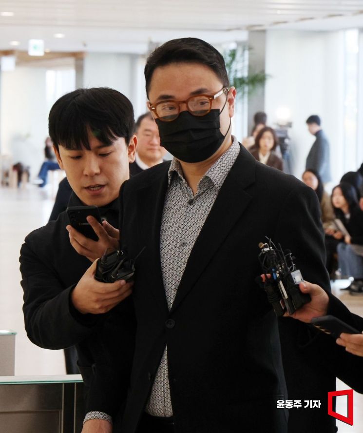 김건희 씨의 오빠 김진우 씨가 4일 서울 광화문kT빌딩에 마련된 김건희 특검 사무실로 피의자 조사를 받기 위해 출석하고 있다. 2025.11.04 윤동주 기자