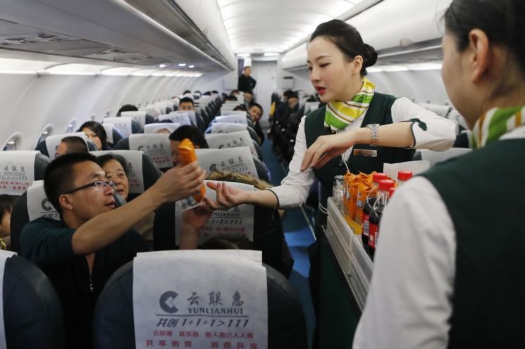 중국 항공업계에서는 일반적으로 18세에서 25세 사이의 젊은 여성을 승무원으로 채용해왔기 때문에 이번 발표는 이례적이다. 춘추항공의 채용 담당자는 현지 매체와의 인터뷰에서 "기혼 여성은 삶의 경험과 공감 능력이 풍부해 어린이와 노인 승객을 더 잘 돌볼 수 있다"고 설명했다. 사진은 기사의 특정 내용과 관련 없음. China Daily