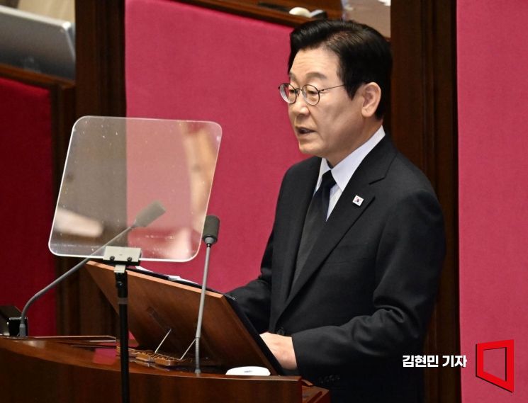 이재명 대통령이 4일 여의도 국회에서 내년도 정부 예산안에 대한 시정연설을 하고 있다. 국민의힘은 불참했다. 2025.11.4.