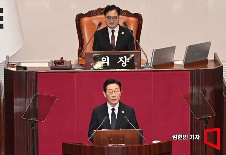 이재명 대통령이 4일 오전 국회에서 2026년도 예산안에 대한 시정연설을 하고 있다.