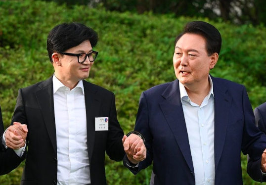 윤석열 전 대통령(오른쪽)이 한동훈 전 국민의힘 대표와 손을 맞잡고 기념 촬영을 하고 있다. 대통령실